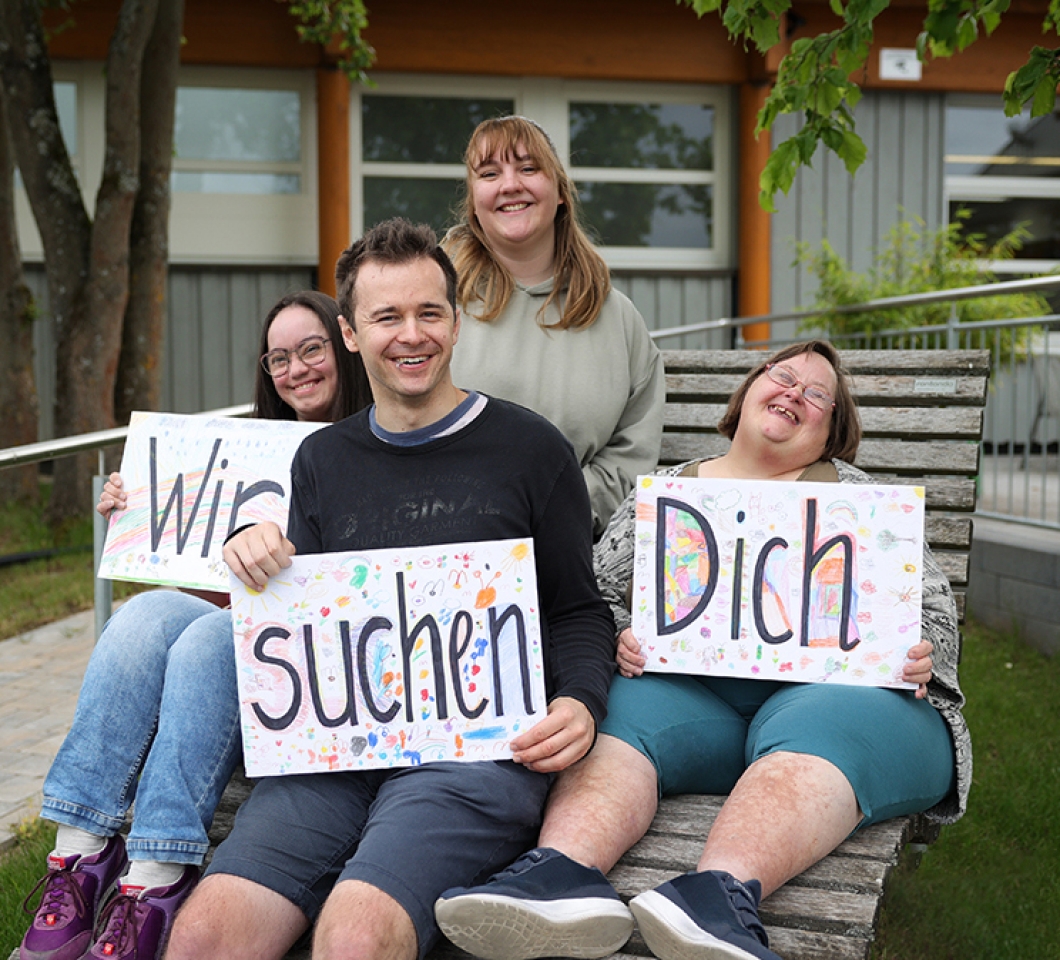 Menschen halten Schilder hoch &quot;Wir suchen Dich&quot;