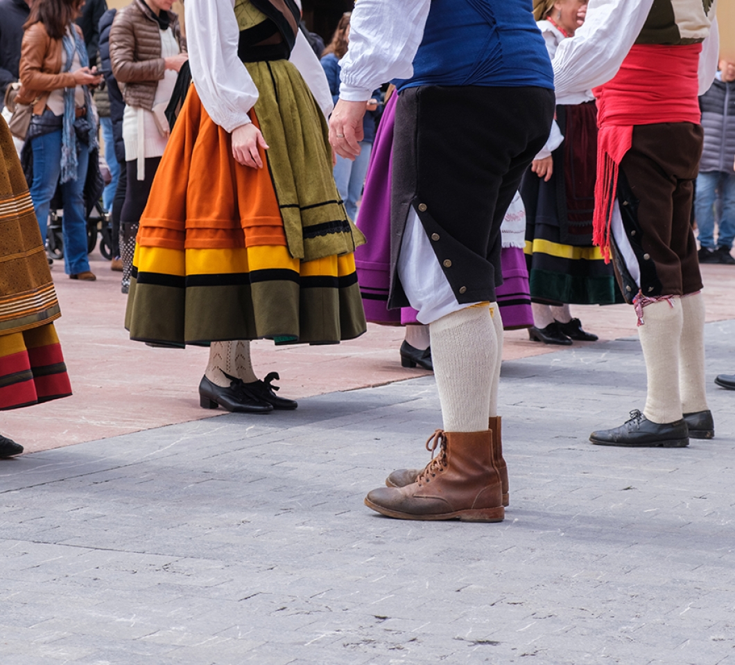 Menschen in Tracht tanzen