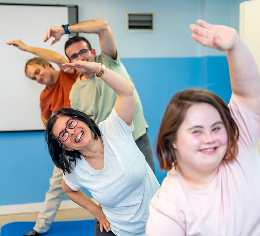 fröhliche Menschen machen Gymnastik