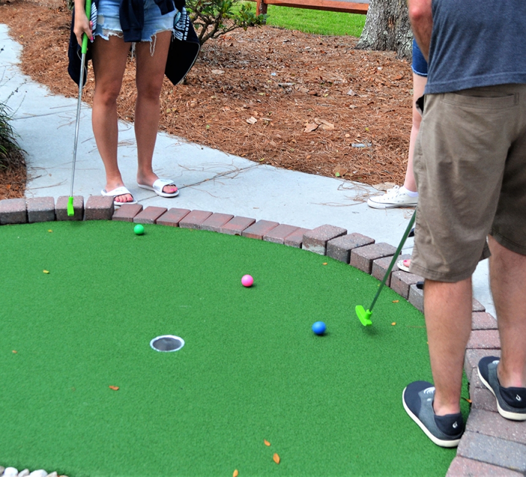 Menschen, die Minigolf spielen