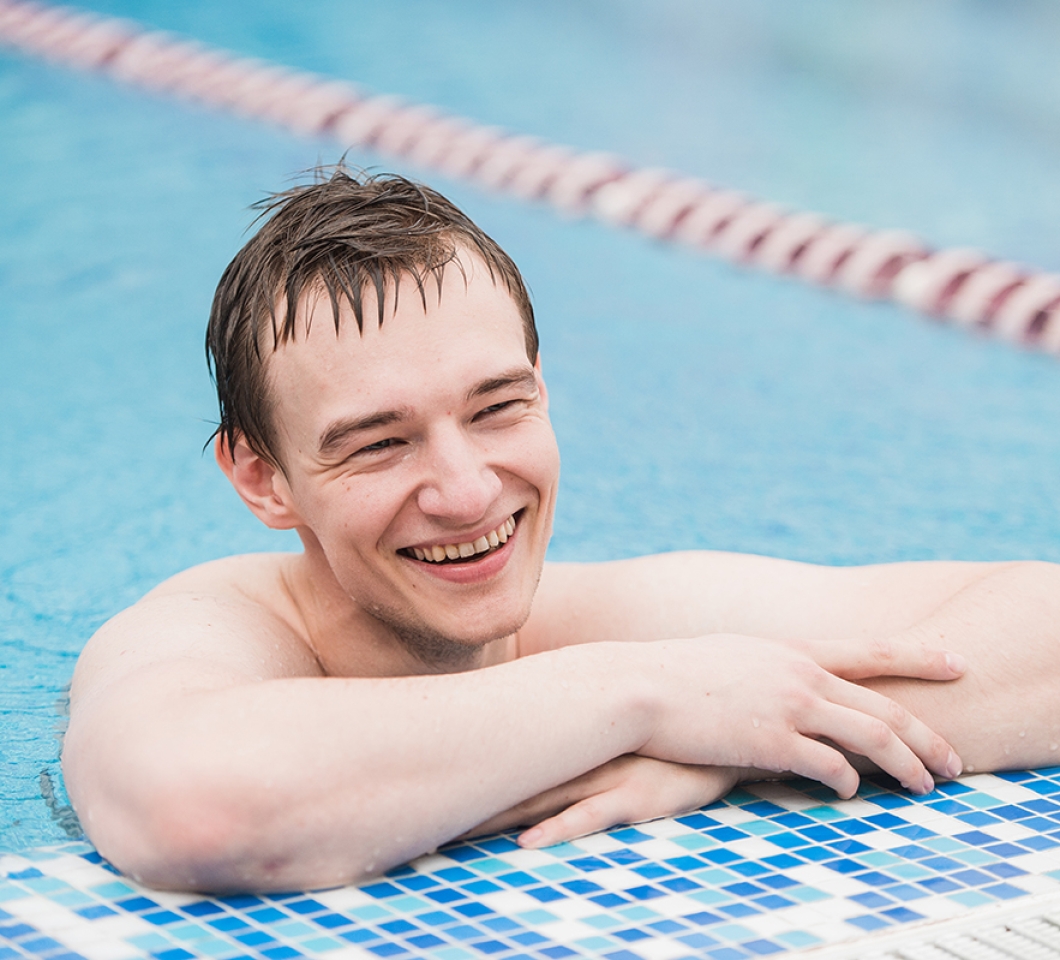 junger Mann im Schwimmbad