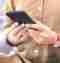 Hände halten ein Smartphone